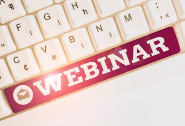 Webinar'ı gösteren kavramsal el yazısı. Beyaz arka plan üzerinde not kağıdı ile Internet Web konferans Beyaz pc klavye üzerinden yapılan seminer olarak tanımlanan İş fotoğraf vitrin.