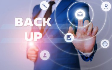 Word yazma metni Back Up. Önemli verileri internet bulutuna kaydetmek ve daha sonra geri yüklemek için iş konsepti.