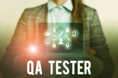 Qa Tester gösteren kavramsal el yazısı. Uygulamadan önce devam eden bir projenin kalite güvencesini sergileyen iş fotoğrafı.