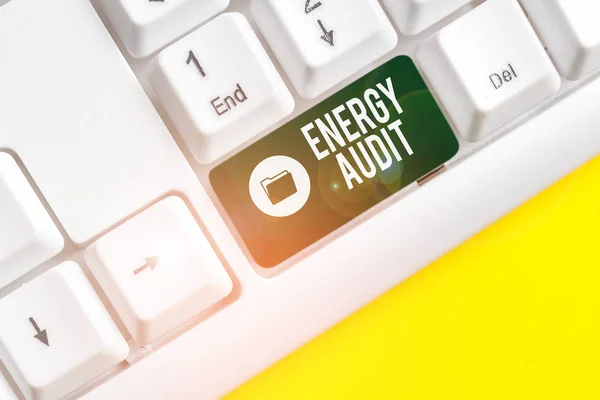 Nota di scrittura che mostra l'audit energetico. Foto aziendale che mostra la valutazione del fabbisogno energetico e l'efficienza di un edificio Tastiera bianca per pc con carta da lettere sopra lo sfondo bianco . — Foto Stock