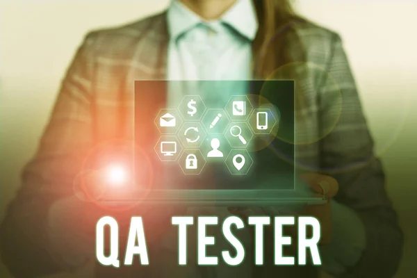 显示 Qa Tester 的概念手写。业务照片展示实施前进行中项目的质量保证. — 图库照片