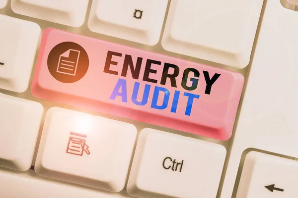 Woord schrijf tekst energie audit. Bedrijfsconcept voor beoordeling van de energiebehoefte en efficiëntie van een gebouw wit PC-toetsenbord met leeg notitie papier boven witte achtergrond sleutel Kopieer ruimte. — Stockfoto