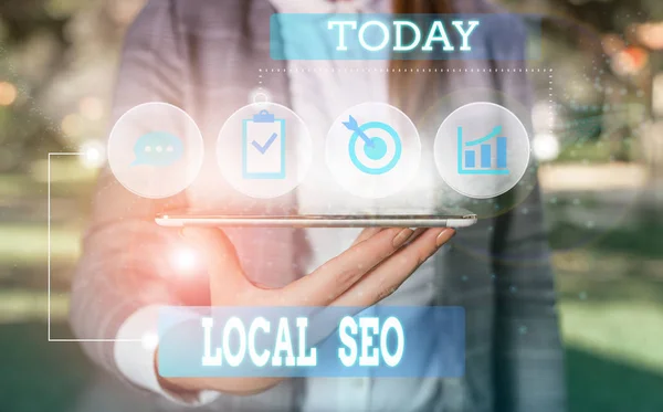 Signe texte montrant Local Seo. Photo conceptuelle C'est un moyen efficace de commercialiser votre entreprise en ligne costume de travail formel de vêtements humains féminins présentant l'utilisation de présentation appareil intelligent . — Photo