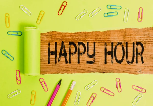 Happy Hour'u gösteren kavramsal el yazısı. İş fotoğrafı metni Sizi bir süre rahatlatan aktiviteler için zaman harcama. — Stok fotoğraf