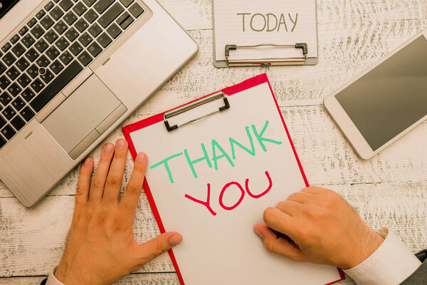 Текстовый знак "Спасибо". Концептуальные фото воспроизведения на что-то хорошее или приветствия с удовольствием
.