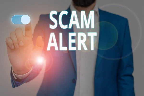 Tulisan tangan konseptual menunjukkan Scam Alert. Foto bisnis menunjukkan peringatan seseorang tentang skema atau penipuan pemberitahuan laki-laki yang tidak biasa memakai setelan formal menyajikan perangkat pintar presentasi . — Stok Foto