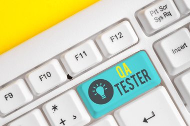 Qa Tester gösteren kavramsal el yazısı. Uygulamadan önce devam eden bir projenin kalite güvencesini sergileyen iş fotoğrafı Beyaz arka plan üzerinde not kağıdı ile Beyaz pc klavye.