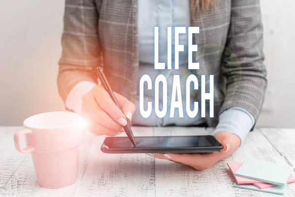 Una lettera che mostra Life Coach. Business photo showcase Una dimostrazione di chi consiglia ai clienti come risolvere i loro problemi o obiettivi Donna d'affari seduta con telefono cellulare e tazza di caffè sul — Foto Stock