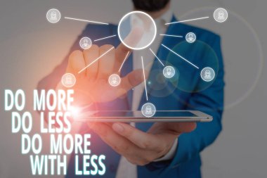 Kelime yazma metni Daha az yap Daha az yap Daha az yap. İş konsepti, çok çalışma, akıllı ol. Eşsiz ol. Erkek giyin, resmi iş elbisesi giyin..