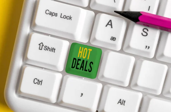 Word tekst schrijven hot deals. Bedrijfsconcept voor een overeenkomst waardoor een van de paties wordt aangeboden en accepteren wit PC-toetsenbord met lege Opmerking papier boven witte achtergrond sleutel kopiëren ruimte. — Stockfoto