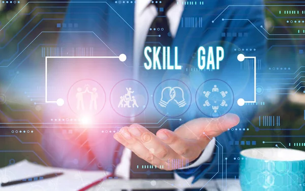 Segno di testo che mostra Skill Gap. Foto concettuale Riferirsi a una s dimostrante è debolezza o limitazione di knowlege Maschio abito da lavoro formale che presenta presentazione utilizzando il dispositivo intelligente . — Foto Stock