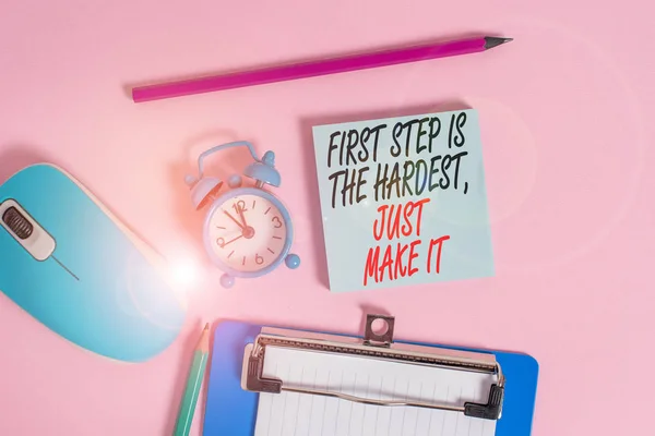 La escritura conceptual de la mano que muestra el primer paso es el más duro apenas lo hace. Exhibición de fotos de negocios no se rinda en la ruta final Alarma reloj bloc de notas portapapeles marcadores de papel color de fondo . — Foto de Stock