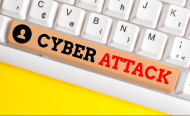 Mesaj işareti Siber Saldırıyı gösteriyor. Hacker 'ların bir bilgisayar ağına zarar vermek veya yok etmek için yaptığı kavramsal fotoğraf denemesi beyaz arkaplan anahtar alanının üzerinde boş not kağıdı ile beyaz pc klavye.