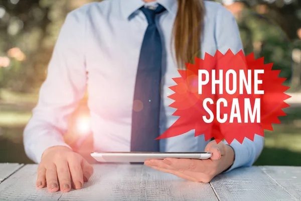 Palavra escrita texto Telefone Scam. Conceito de negócio para receber chamadas indesejadas para promover produtos ou serviços Telesales Feminino empresário sentado à mesa e segurando telefone celular . — Fotografia de Stock