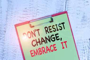 Kelime yazarı Don 't Resist Change It Kucaklayın. Değişikliklere açık olmak için iş konsepti yeni şeyleri deneyin pozitif renkli pano boş kağıt sayfa eski eski ahşap vintage arka plan.