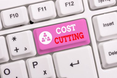 Cost Cutting 'i gösteren kavramsal el yazısı. Bir hizmet için harcanan miktarı azaltmak için yapılan iş fotoğrafı metni eylemleri beyaz arkaplan üzerinde not kağıdı ile beyaz pc klavye.