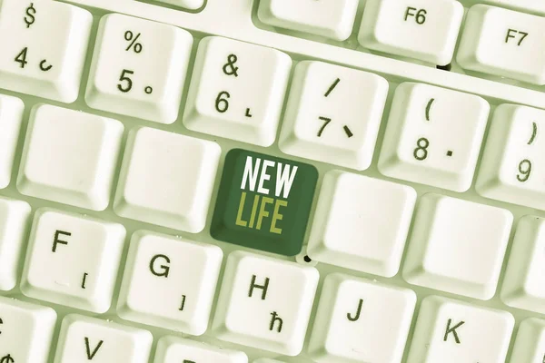 Texto de caligrafia New Life. Conceito significado início da mudança na existência de um teclado PC branco individual ou animal com papel de nota vazio acima espaço de cópia de chave de fundo branco . — Fotografia de Stock