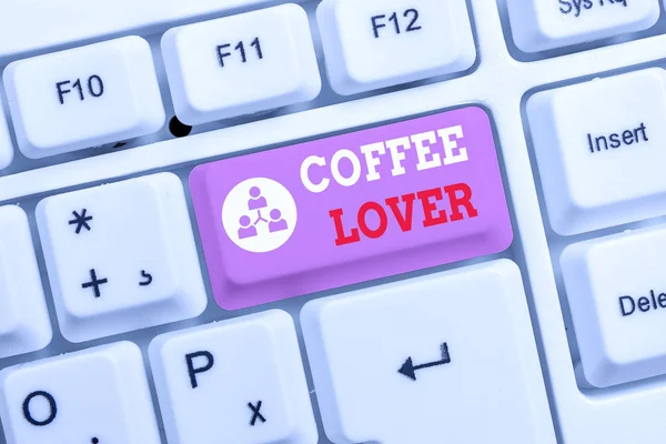 Konceptuální rukopis ukazující milovníka kávy. Obchodní foto text demonstrující, kdo miluje nebo má rád pití kávy Bílá PC klávesnice s poznámkovým papírem nad bílým pozadím. — Stock fotografie