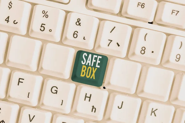 Handschrift Text Safe Box. Konzept bedeutet eine kleine Struktur, in der Sie wichtige oder wertvolle Dinge auf einer weißen PC-Tastatur mit leerem Notizpapier über weißem Hintergrund kopieren können. — Stockfoto