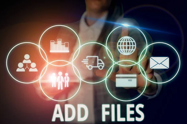 Nota de escrita mostrando Adicionar arquivos. Exibição de fotos de negócios Para colocar mais informações em uma determinada demonstração, coisa ou documento Mulher use um terno de trabalho formal apresentando apresentação usando um dispositivo inteligente . — Fotografia de Stock