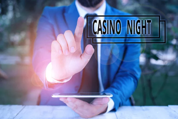 Escritura a mano escritura de texto Noche de Casino. Concepto que significa evento donde se puede experimentar la diversión jugando en un casino real Empresario con el dedo en la punta delante de él . — Foto de Stock