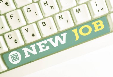 Kelime yazma metni Yeni İş. Sözleşme imzalamak için iş konsepti Daha iyi maaş arayan Beyaz pc klavye beyaz arka plan anahtar kopyalama alanı üzerinde boş not kağıdı ile.