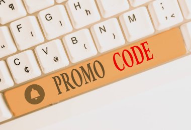 Kelime yazma tanıtım kodu. Sayısal numaralar için iş konsepti, beyaz arkaplan anahtar alanının üzerinde boş not kağıdı bulunan bazı ürünlerde iyi indirim sağlar..