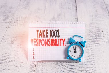 Kavramsal el yazısı% 100 Sorumluluk Aldığını gösteriyor. İş fotoğrafı metni Eylemleriniz ve Düşünceleriniz için tamamen sorumlu olun.