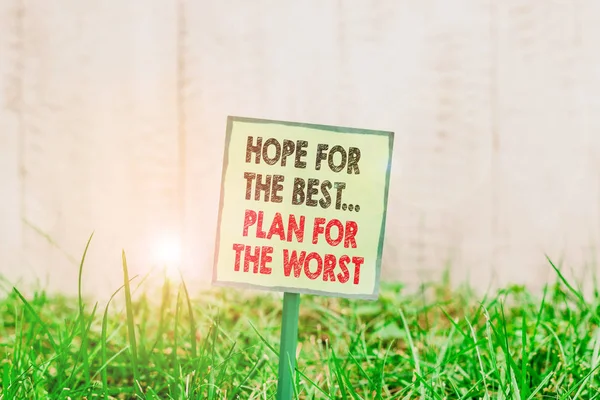 Konceptuell handstil som visar Hope For The Best Plan For The Worst. Affärsfoto visa upp Göra planer bra och dåliga möjligheter Enkelt papper fäst att fastna och placeras i gräsbevuxen mark. — Stockfoto