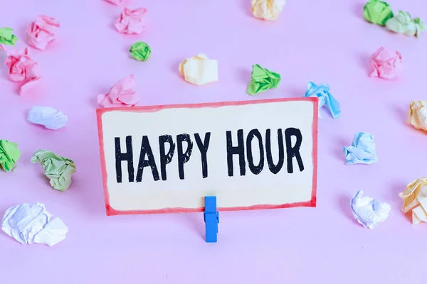Scrittura concettuale a mano che mostra Happy Hour. Business photo text Trascorrere del tempo per attività che ti fanno rilassare per un po 'Carte colorate spiegazzate promemoria vuoto pavimento rosa molletta . — Foto Stock