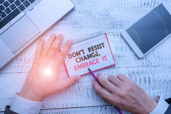 Tekst schrijven Don T Resist Change Embrace It. Business concept voor Wees open voor veranderingen probeer nieuwe dingen positief. — Stockfoto