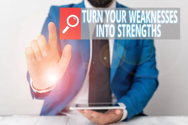 Skriftlig anteckning visar Turn Your Weaknesses In To Strengths. Affärsfoto visa upp arbete på dina defekter för att få razzia av dem Affärsman med pekfingret framför honom. — Stockfoto