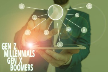 Z Gen Millennials 'ın X Boomers' ı. Jenerasyonel farklılıklar için iş konsepti. Akıllı aygıt kullanılarak sunulan resmi iş kıyafeti giydiğini gösteren yaşlı bir genç..