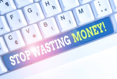 Stop Israf Para gösteren kavramsal el yazısı. Tasarruf başlatmak ve beyaz arka plan üzerinde not kağıdı ile akıllıca Beyaz pc klavye kullanmak için gösteren veya grup reklam gösteren İş fotoğraf metin.