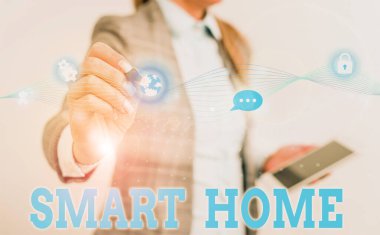 Smart Home 'u gösteren bir not yazıyorum. İş fotoğraflarında otomasyon sistemi kontrolü iklim eğlence sistemlerini ışıklandırıyor kadın giyimi resmi iş kıyafeti sunuyor akıllı aygıt.