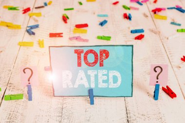Kelime yazma metni Top Rated. Yüksek meblağlı bir ücret ya da ödeme için iş konsepti Tahta masaya yerleştirilmiş ataç ile karalanmış ve ufalanan çarşaf.