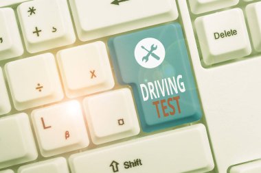 Sürüş Testini gösteren kavramsal el yazısı. S 'leri test etmek için iş fotoğrafı metni prosedürü beyaz arkaplan anahtar boşluğu üzerine not kağıdı içeren bir motorlu araç klavyesini sürebilme yeteneğidir.