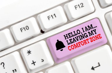 Hello I 'm Leave My Comfort Zone' u gösteren bir not yazıyorum. İş fotoğrafı gösterimi Büyük Değişiklikler Yapıyor Evrim Büyüyor Beyaz PC klavyesi Beyaz arkaplanının üzerinde not kağıdı ile.