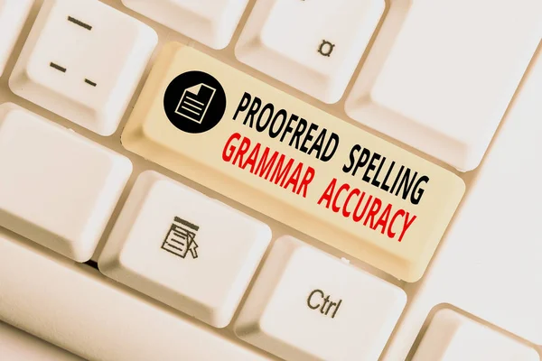 Почерк написания текста Proofread Spelling Grammar Accuracy. Концепция означает Грамматически правильно Избегайте ошибок Белая клавиатура ПК с пустой бумагой для заметок над белым фоном . — стоковое фото