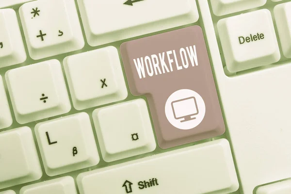 Signo de texto que muestra Workflow. Foto conceptual Continuidad de una determinada tarea hacia y desde una oficina o empleador Teclado de PC blanco con papel de nota vacío sobre el espacio de copia de clave de fondo blanco . —  Fotos de Stock