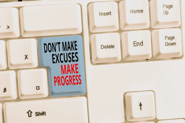 Texto para caligrafia Don T Make Excuses Make Progress. Conceito significado Continue se movendo parar de culpar os outros Teclado pc branco com papel de nota vazio acima espaço de cópia de chave de fundo branco . — Fotografia de Stock