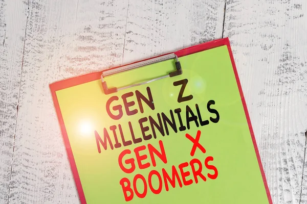 Texto de escritura de palabras Gen Z Millennials Gen X Boomers. Concepto de negocio para diferencias generacionales Old Young mostrando portapapeles de colores hoja de papel en blanco viejo fondo vintage de madera retro . — Foto de Stock