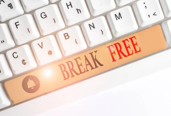 Slovo psaní textu Break Free. Obchodní koncept pro jiný způsob, jak říci spása z řetězců svobody vězení Bílá PC klávesnice s prázdným poznámkovým papírem nad bílým pozadí klíč kopírovat prostor. — Stock fotografie