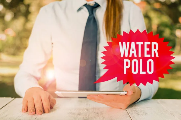 Słowo pisanie tekstu Water Polo. Koncepcja biznesowa dla konkurencyjnego sportu zespołowego rozgrywane w wodzie między dwoma zespołami Kobieta biznesu osoba siedzi przy stole i trzyma telefon komórkowy. — Zdjęcie stockowe