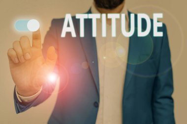 Tavır gösteren kavramsal el yazısı. İş fotoğraflarının gösterilmesi, bir şey hakkında düşünmenin ya da hissetmenin yerleşik bir yoludur. Kişilik Erkek resmi kıyafet giyer. Sunum sunar akıllı cihaz..