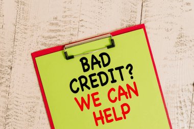 Kelime yazma hatası Kredi Sorusu Yardım Edebiliriz. Yüksek riskli borçları olan Borçlular için iş konsepti Finansal Renkli pano boş kağıt yaprak eski eski ahşap vintage arka plan.
