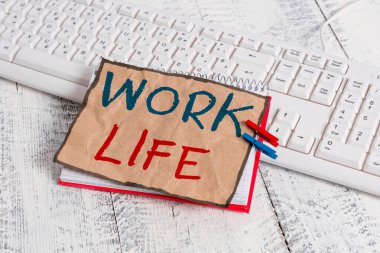 İş hayatını gösteren bir mesaj. Kavramsal fotoğraf. Birinin ihtiyaçlarını karşılamak için para kazanmak günlük bir iştir. Kişisel defter kâğıdı hatırlatması..