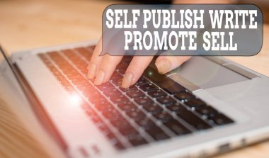 Self Publish Write Promote Sell 'i gösteren bir not yazıyorum. İş fotoğrafı tanıtımı otomobil yazma pazarlama reklam kadını akıllı telefon ve ofis teknolojisi ile.