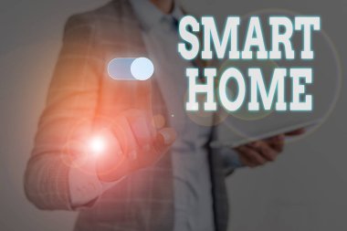 Smart Home 'u gösteren bir not yazıyorum. İş fotoğraflarında otomasyon kontrol sistemi iklim eğlence sistemlerini ışıklandırıyor. Kadın akıllı aygıt kullanarak sunum sunumu için resmi iş elbisesi giyiyor..