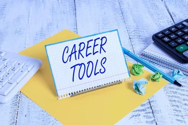 Escrita à mão escrita de texto Career Tools. Conceito que significa o sistema projetado para ajudar e melhorar sua carreira . — Fotografia de Stock